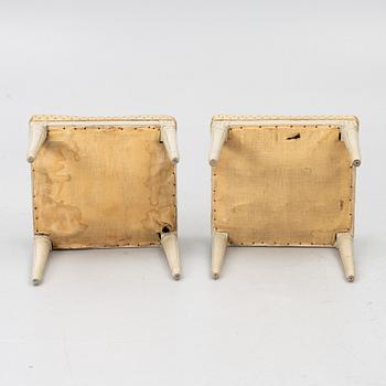 Taburetter, ett par, gustavianska, omkring 1800.