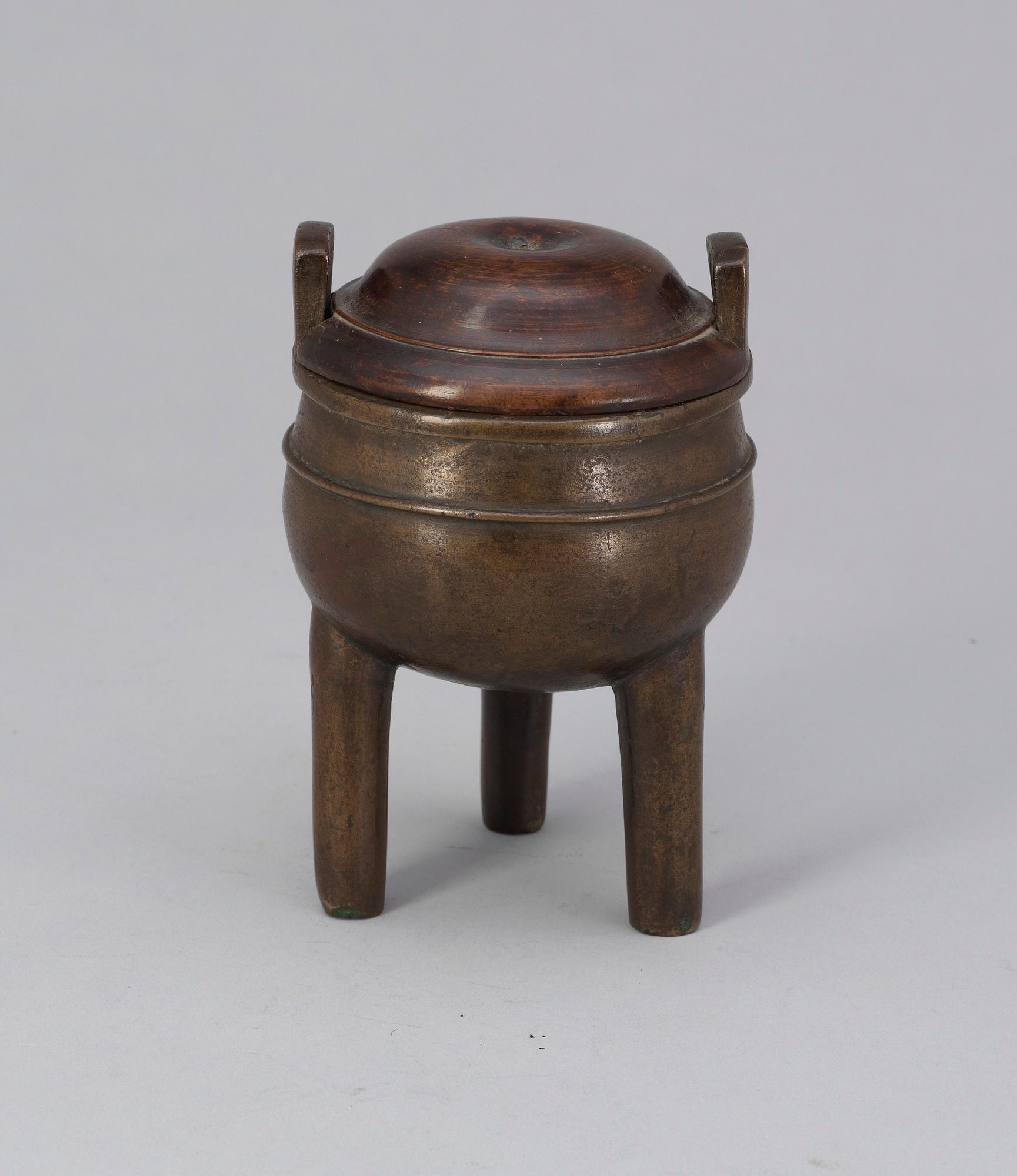 RÖKELSEKAR med LOCK. Brons och trä. Kina, Qing dynastin.