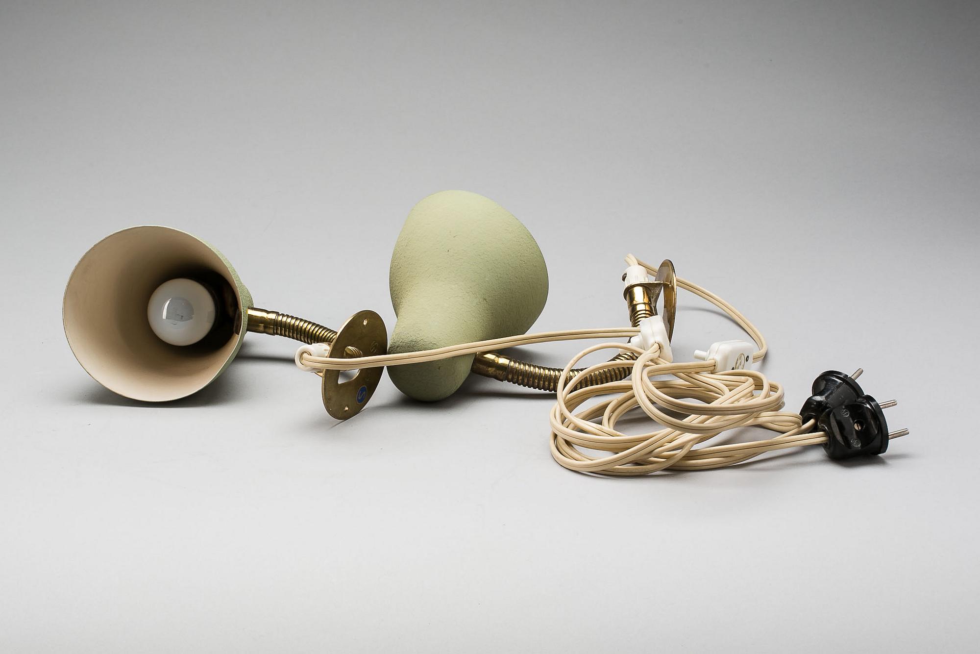 SÄNGLAMPOR, ett par. Märkta NK. 1950-tal.