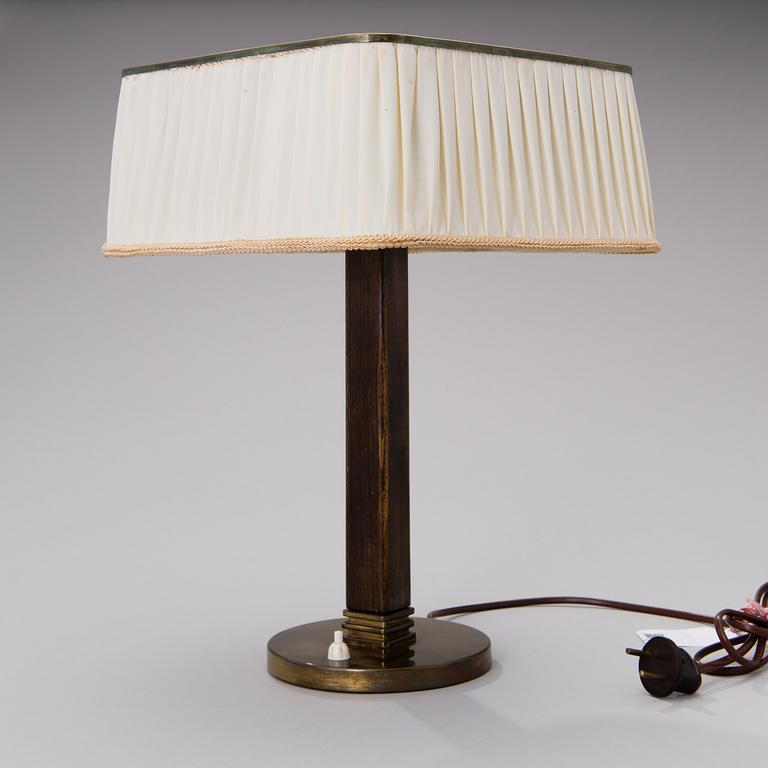 A 1940s table lamp  model 5066, manufactured by Taito Oy, Finland.