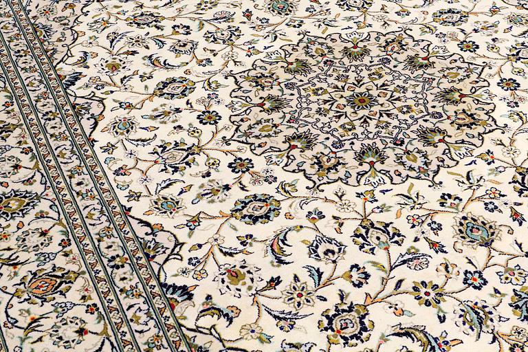 A Keshan carpet, approx. 353 x 251 cm.