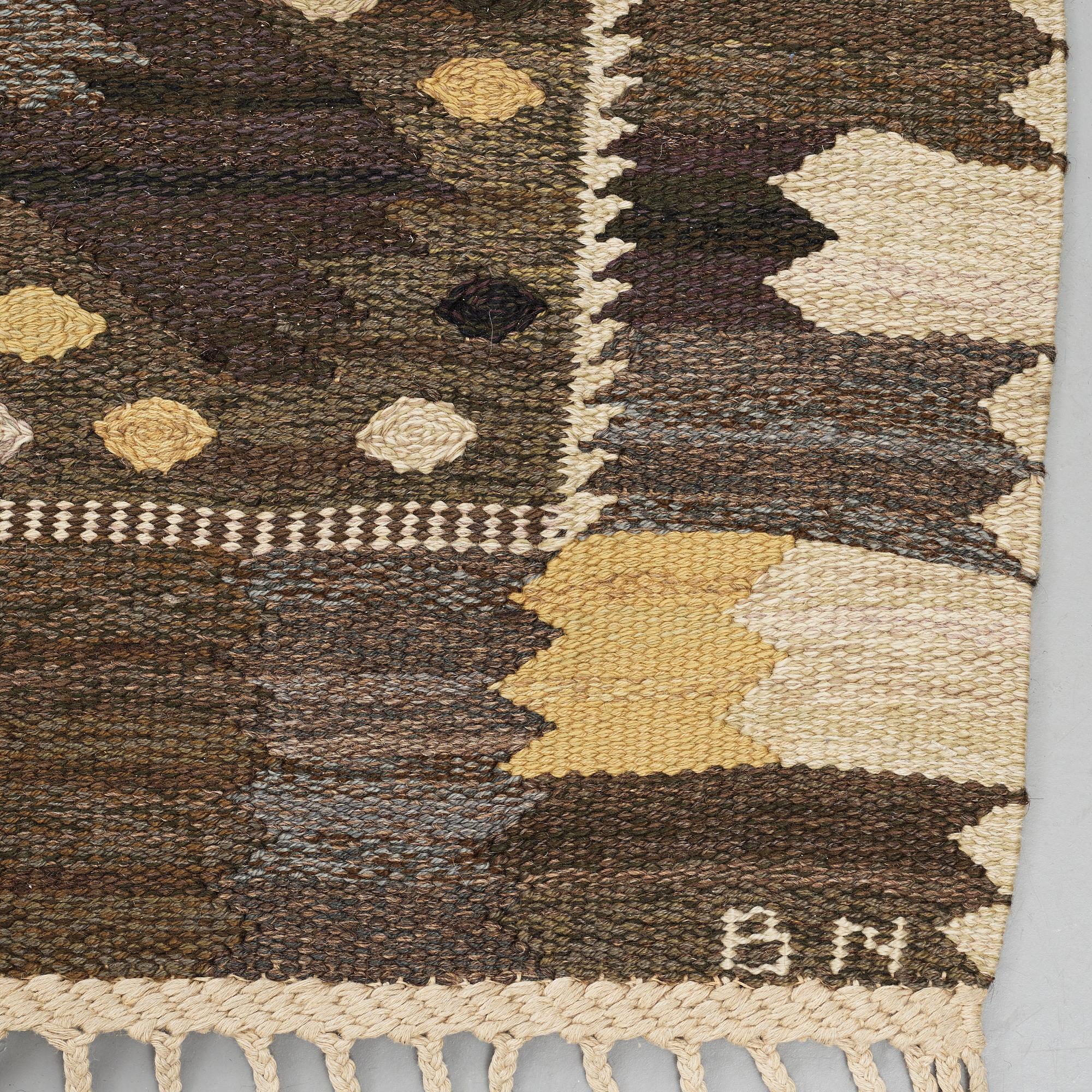 Barbro Nilsson, Matta, "Nejlikan gråsvart", gobelängteknik, ca 273,5 x 213,5-219,5 cm, signerad AB MMF BN.