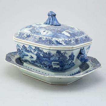 A blue and white tureen with cover, Qing dynasty, Qianlong (1736-95).