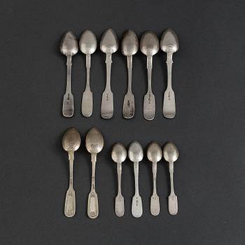 A mixed lot of twelve silver spoons, late 19th and early 20th century, Russia and Estland. 261 g.