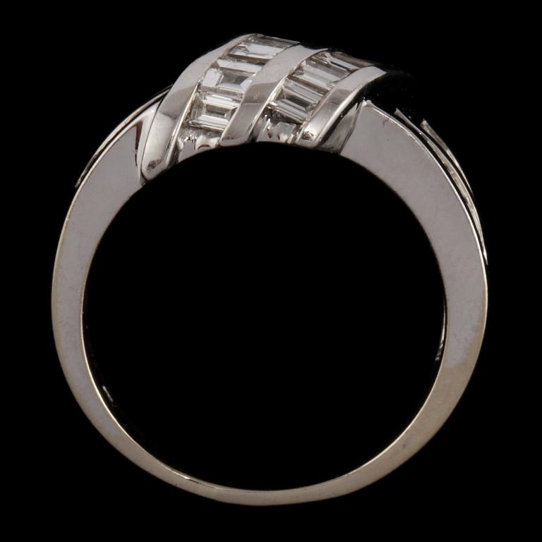 RING, 14k vitguld med prinsesslipade och baguettslipade diamanter, totalt ca 2.0 ct. Vikt 6 g.