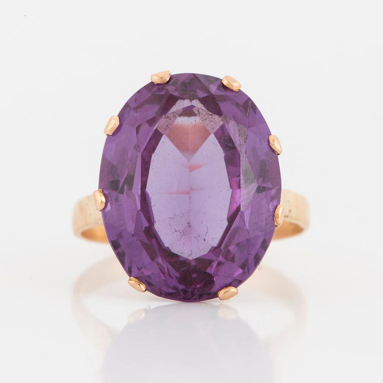 COCKTAIL RING, with synthetic colour change sapphire.