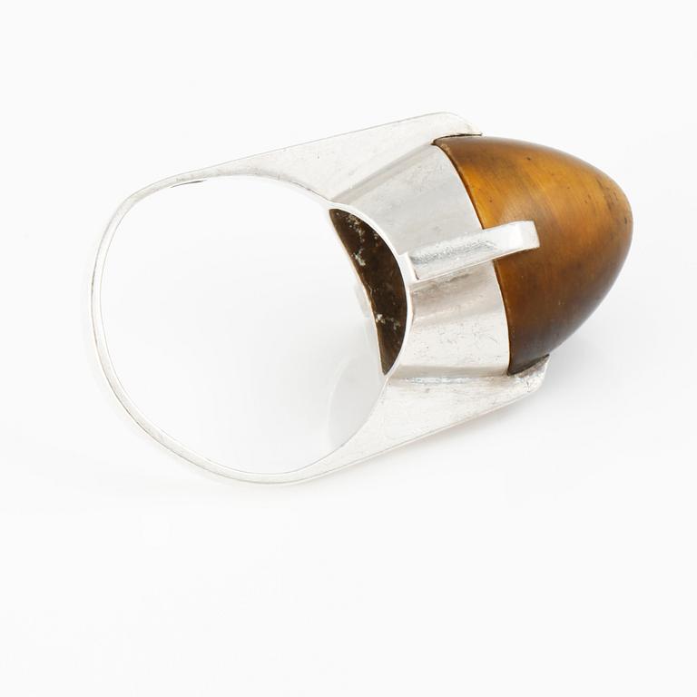 RING, med cabochonslipat kattöga.
