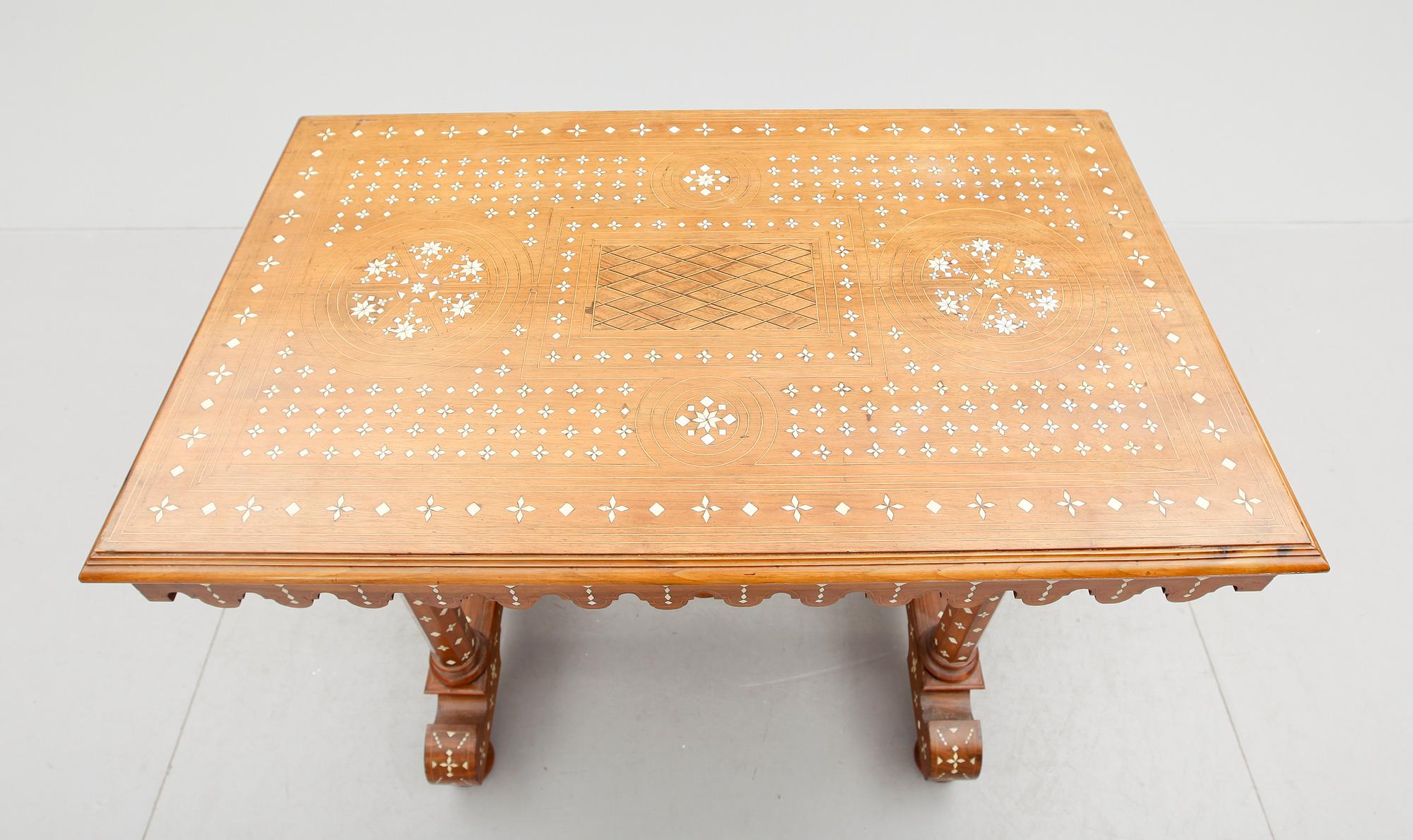 BORD, orientaliskt, sent 1800-tal.