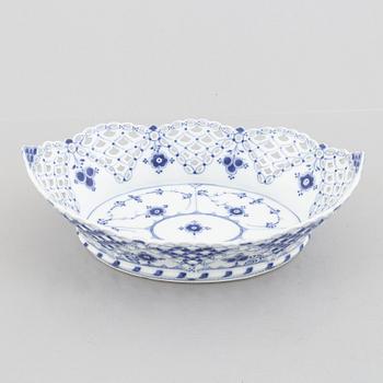 Bread basket / grill bowl, porcelain, "Blue Fluted Full Lace", Royal Copenhagen, model 1002, 1898-1923.