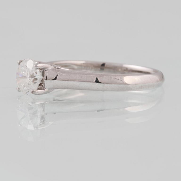 RING, 18K vitguld med briljantslipad diamant ca 0.80 ct. Vikt 3,7 gram.