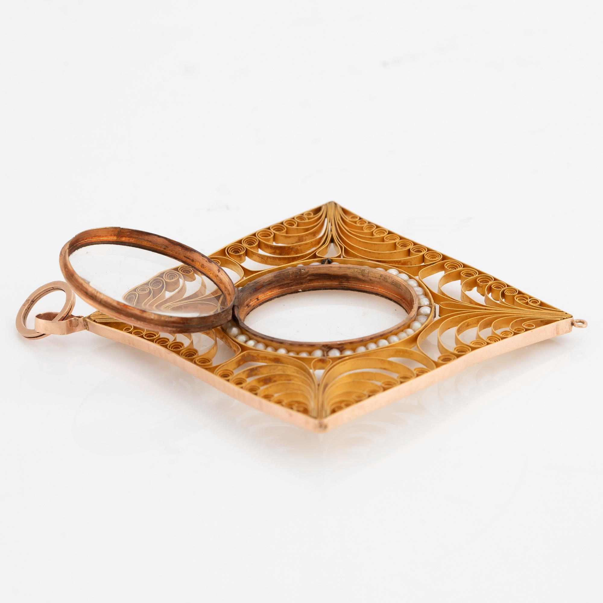 Pendant in gold filigree with frame, seed pearls, and glass.