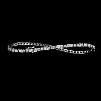 ARMBAND, 18k vitguld med briljantslipade diamanter, 2.21 ct. Vikt 7,5 g.