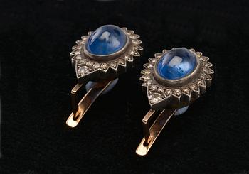 A PAIR OF EARRINGS, brilliant cut diamonds c. 0.80 ct. sapphires c. 9.50 ct. 14K gold, silver.