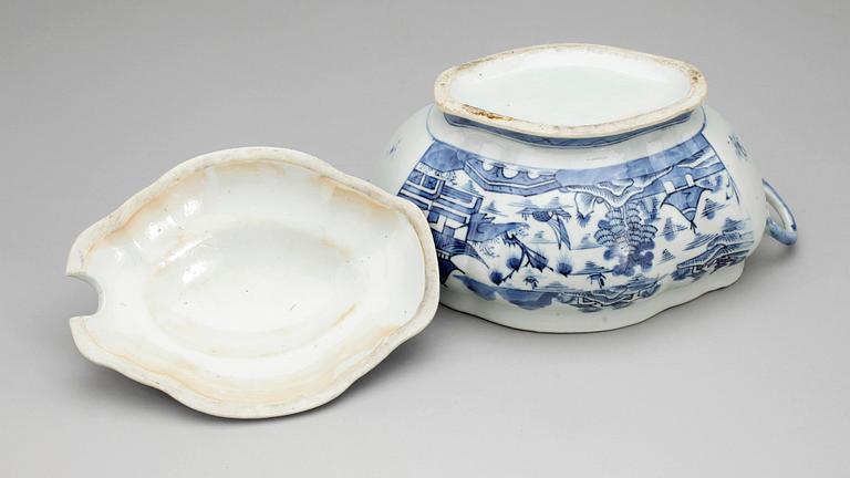 TERRIN samt SKÅLAR, 3 st, porslin, Kina, Qianlong, 1736-1795.