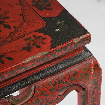 Altarbord, röd lack. Qingdynastin.