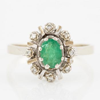 Ring, 18K vitguld med smaragd och små åttkantslipade diamanter.