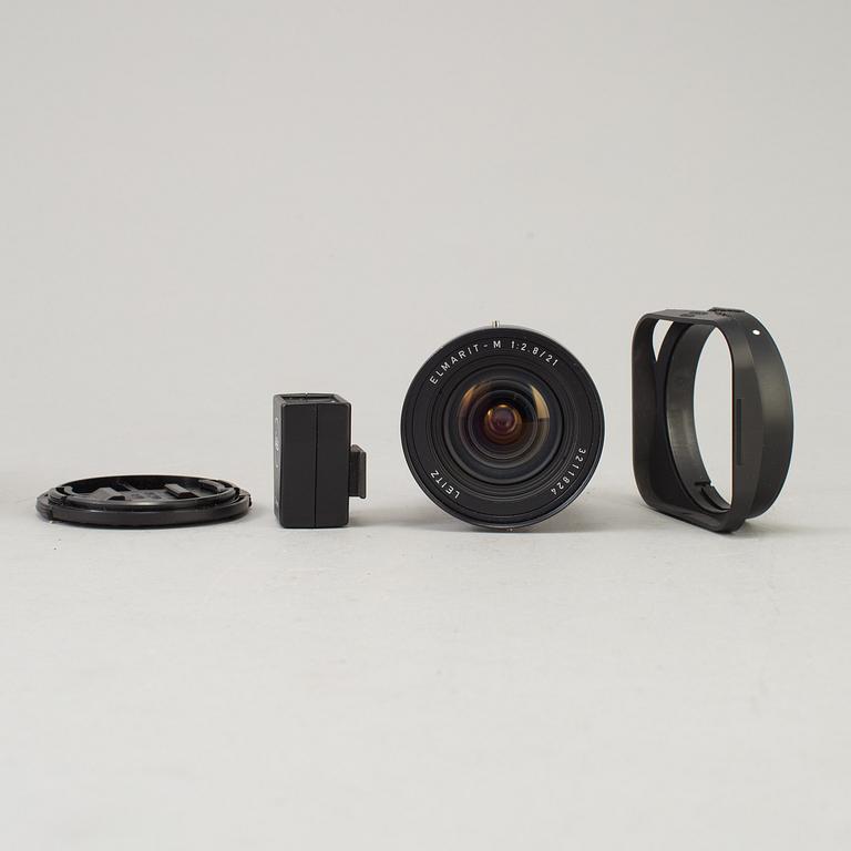 A black Leica Elmarit -M 1:2.8/21 no 3211824 from Leitz Canada with viewfinder and original box.
