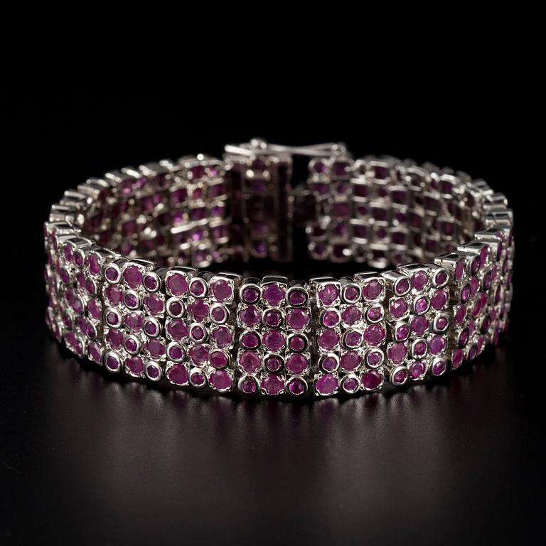 ARMBAND, 925 silver med 280 st. fasettslipade rubiner, vikt 58,2 g.
