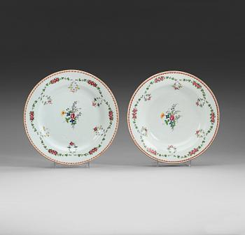 1557. A set of 10 famille rose plates, Qing dynasty, Qianlong (1736-95).