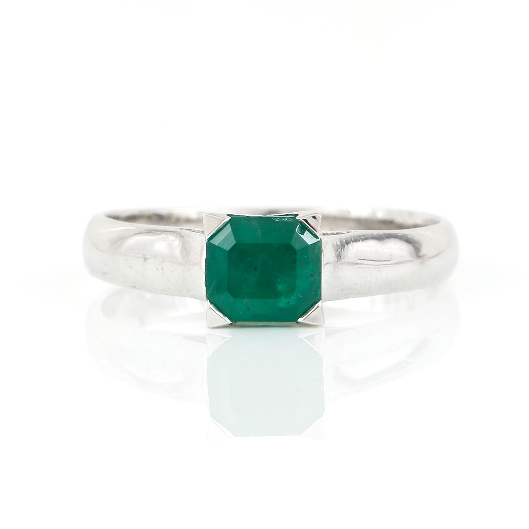 RING, 18K vitguld med smaragdslipad smaragd tot 0,77 ct. Vikt 3,01 gram.