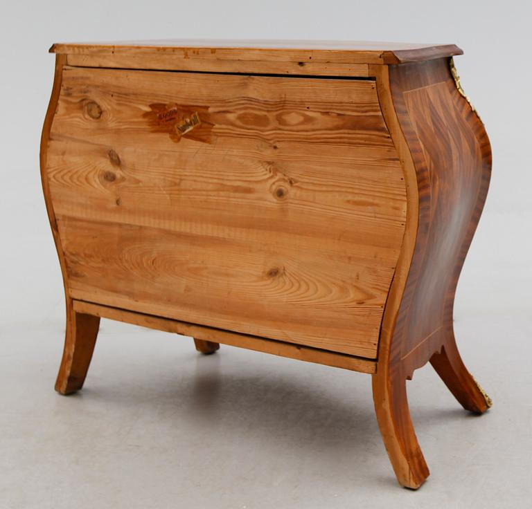 BYRÅ, rokokostil, 1900-talets första hälft.