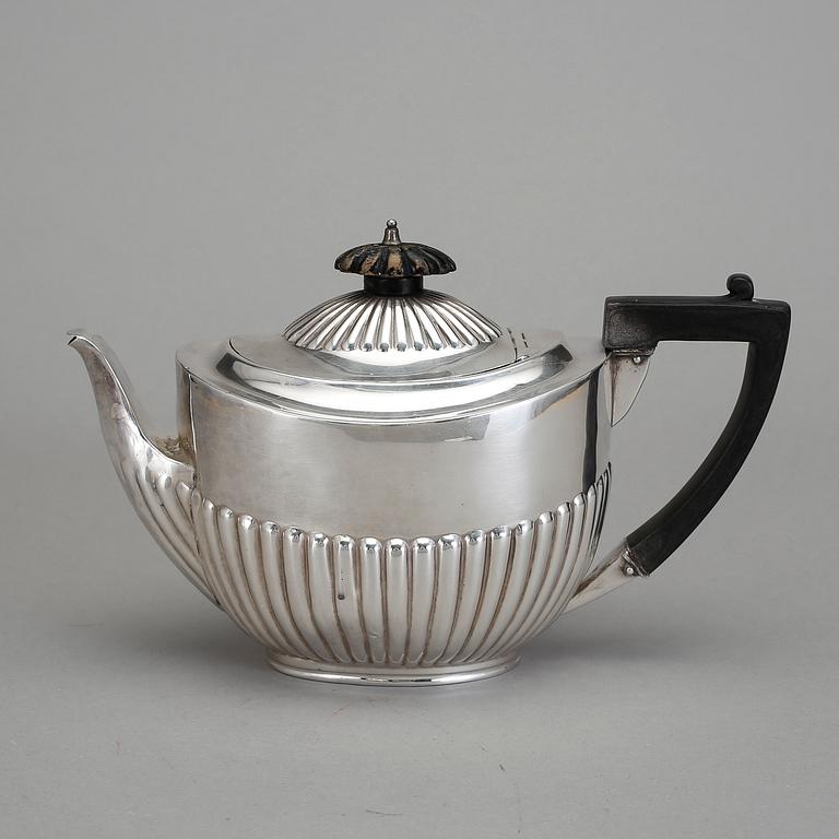 TEKANNA, silver, brittiska stämplar, 18/1900-tal. Total vikt 428 g.