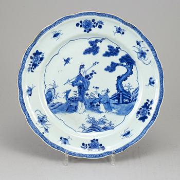 A large blue and white figural dish, Qing dynasty, Qianlong (1736-95).