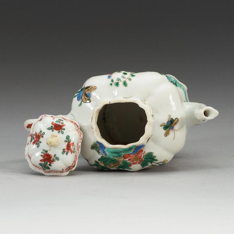 TEKANNA med LOCK, porslin. Qing dynastin.