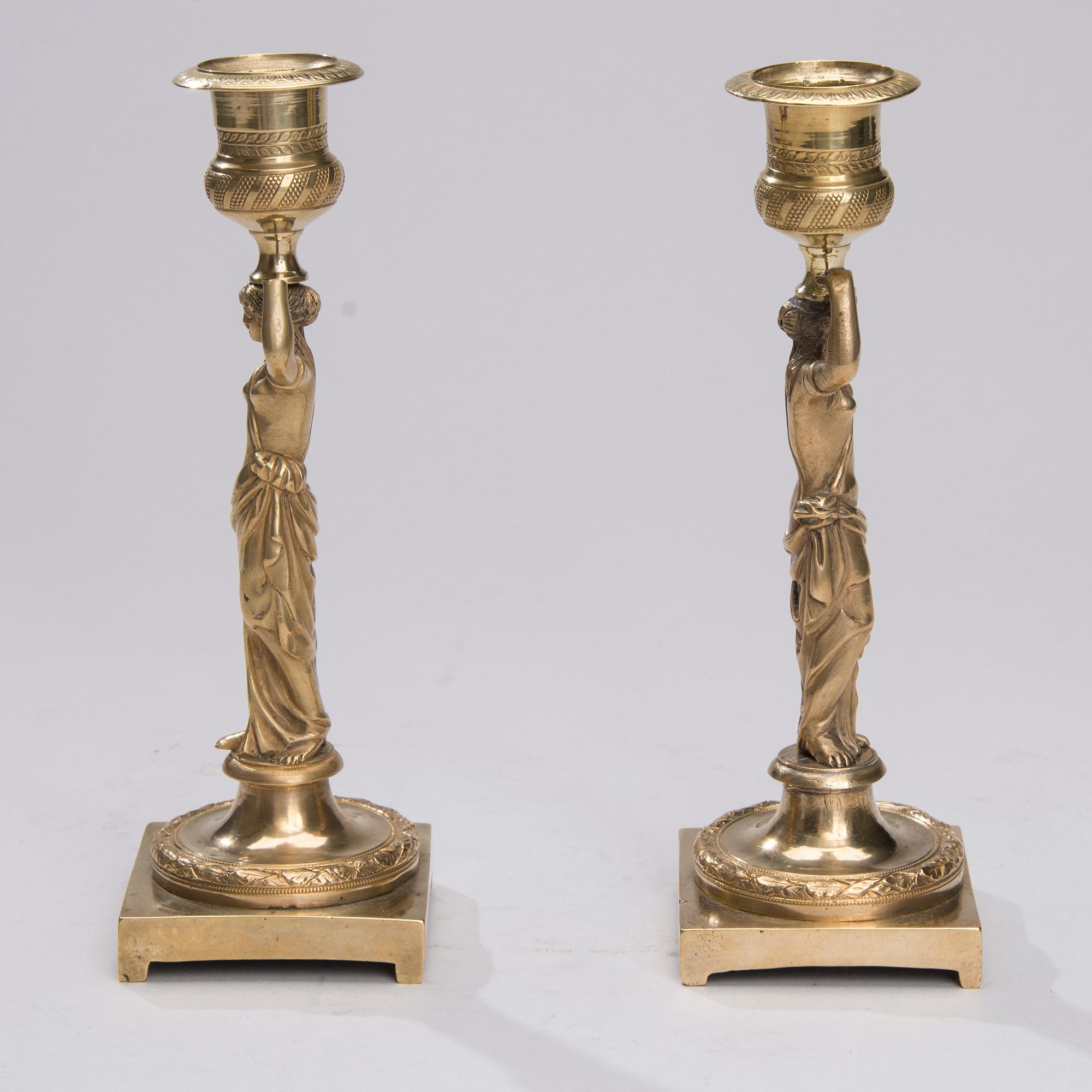 LJUSSTAKAR ett par, brännförgylld mässing, 1800-talets första hälft.