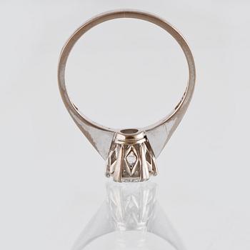 RING, 18K vitguld med briljantslipad diamant 1.05 ct, Andersson & Magnusson, Göteborg, 1965. Vikt 3,3 gram.