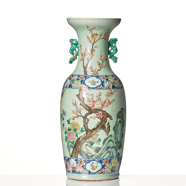 A famille rose vase, late Qing dynasty, 19th Century.