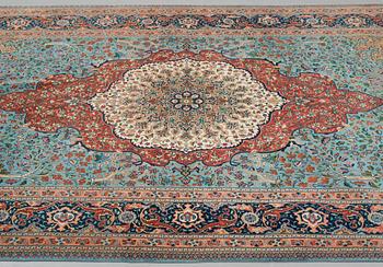 Matta, old Täbris, ca 263,5-266 x 165,5-169,5 cm (samt kortsidorna med 1-1,5 cm blå- och terrakottarandig slätväv).