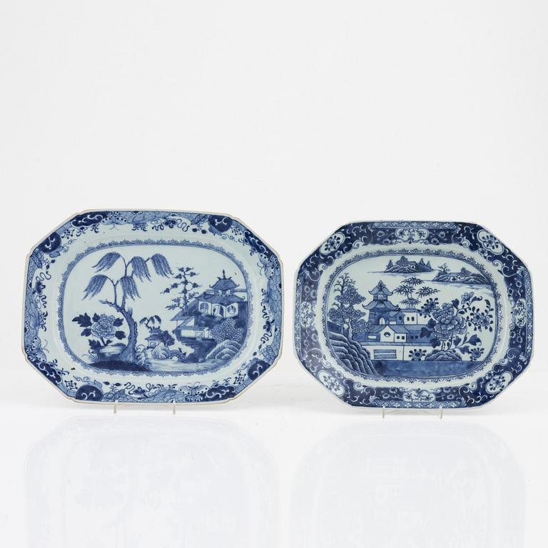 Two blue and white Chinese porcelain charger, Qing Dynasty, Qianlong (1736-95).