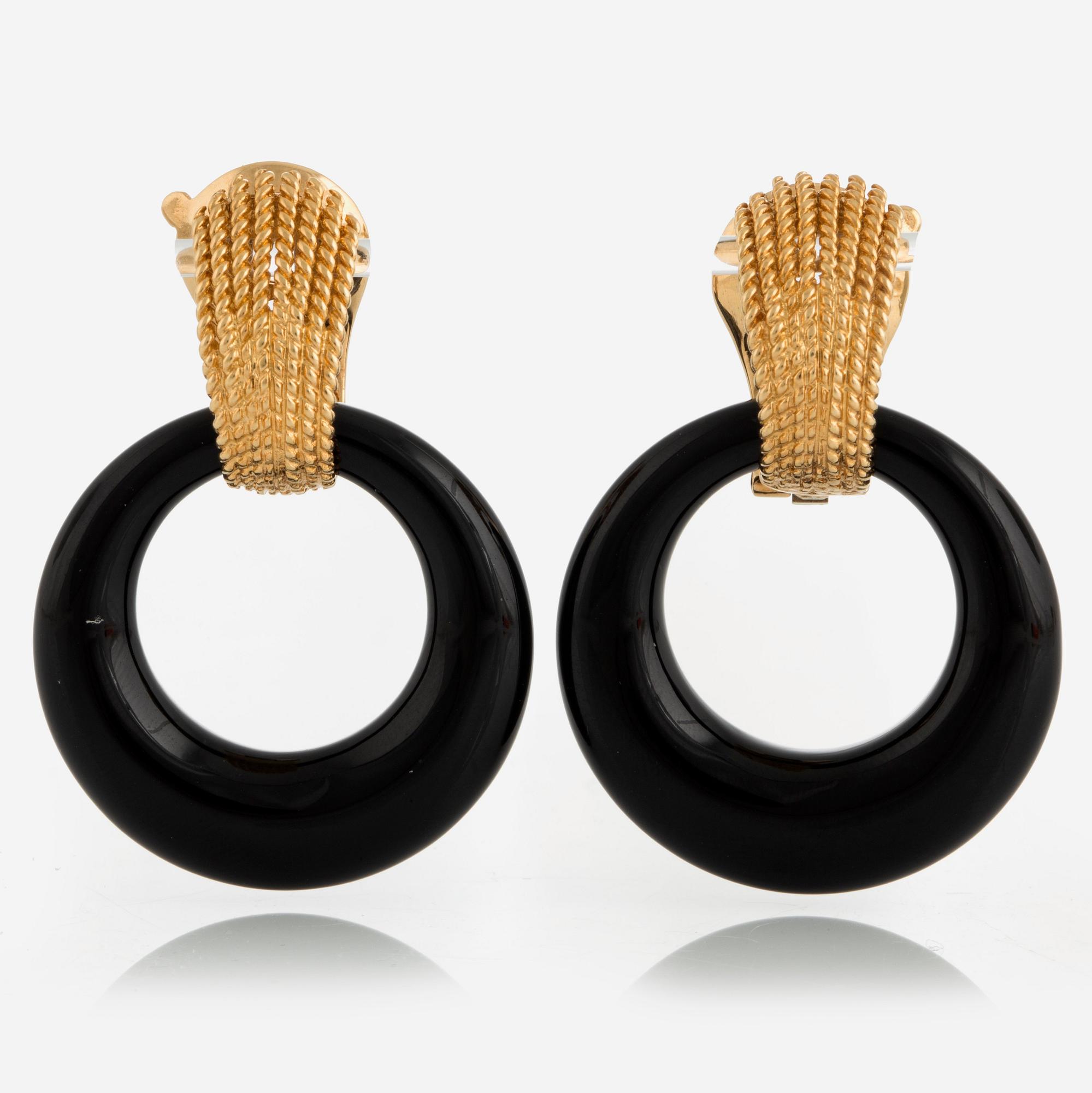 Van Cleef & Arpels ett par örhängen "Doorknocker" 18K guld med tre par utbytbara ringar.