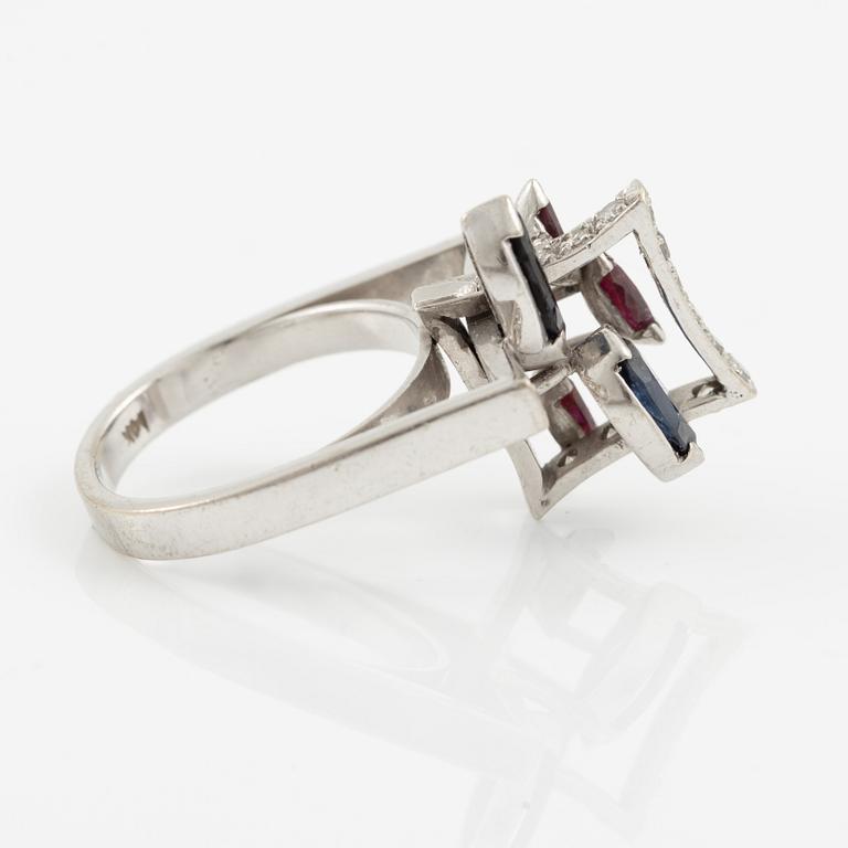 Ring 14K vitguld med navetteslipade safirer, rubiner och briljantslipade diamanter.