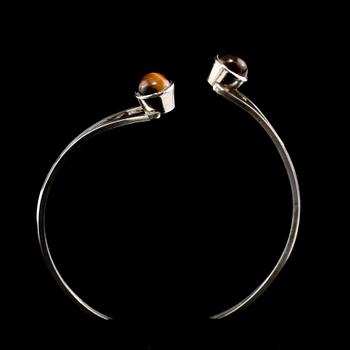 ARMBAND, silver med cabochonslipat tigeröga, stämplad MÖ, Stockholm, 1962. Vikt 16 g.