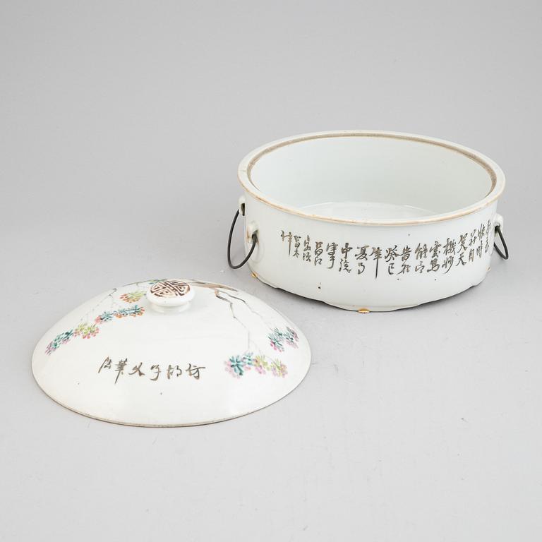 Matkärl med lock, porslin, Kina, omkring år 1900.