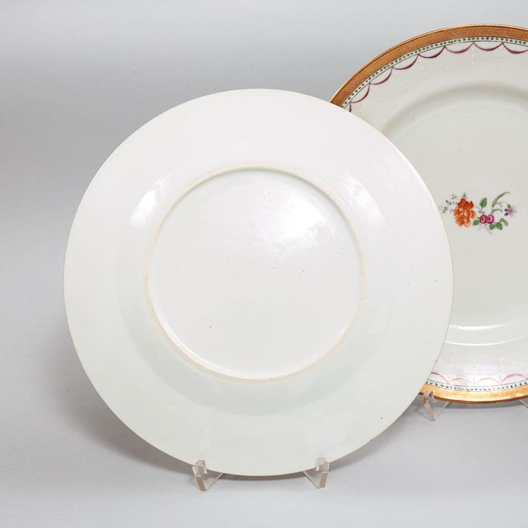 An export porcelain famille rose dinner service, Qing dynasty, Qianlong (1736-1795). (24 pieces).