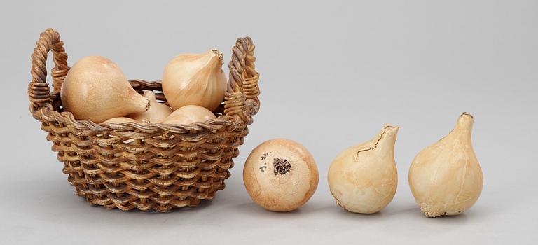 An Ingrid Herrlin stoneware basket with 8 onions, Båstad.
