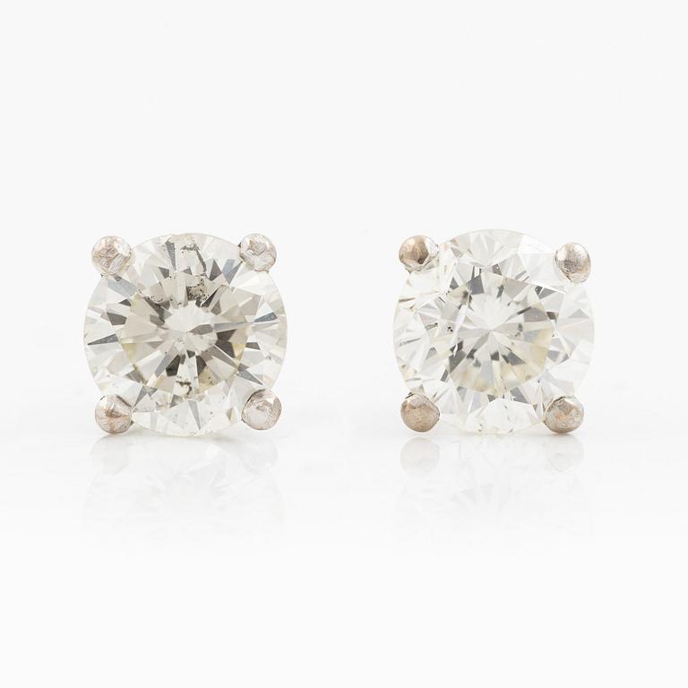 Earrings, single-stone earrings in white gold set with round brilliant-cut diamonds.