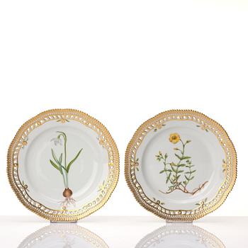 A set of eight Royal Copenhagen 'Flora Danica' dessert plates, Denmark, 20th Century.