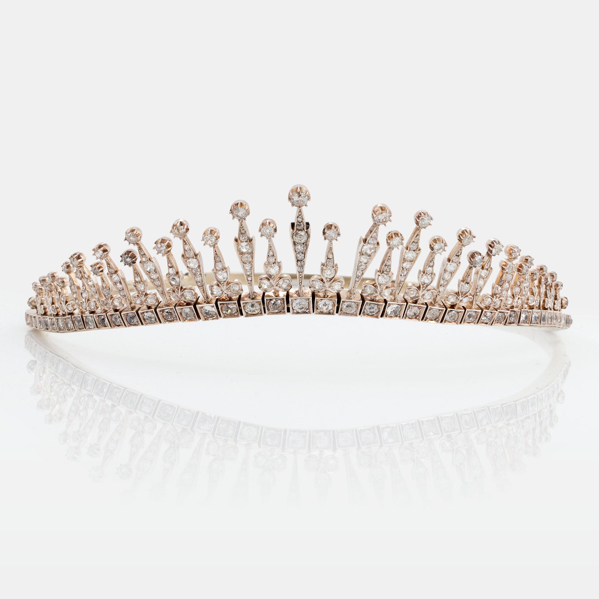 Tiara/collier guld och silver med gammalslipade diamanter total vikt ca 12.00 ct.