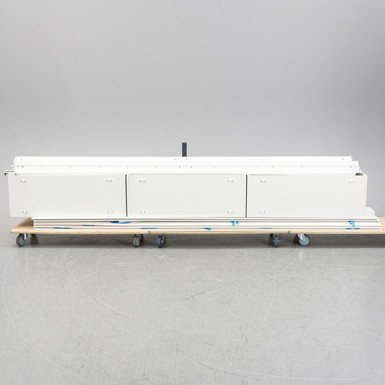 Antonio Citterio, a 'Flat C' shelving for B&B Italia.