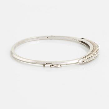 18K white gold bangle with round brilliant-cut diamonds.