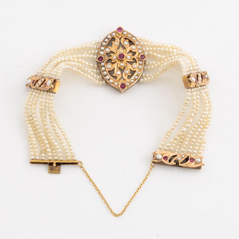 Bracelet, gold, eight-row with seed pearls and rubies.