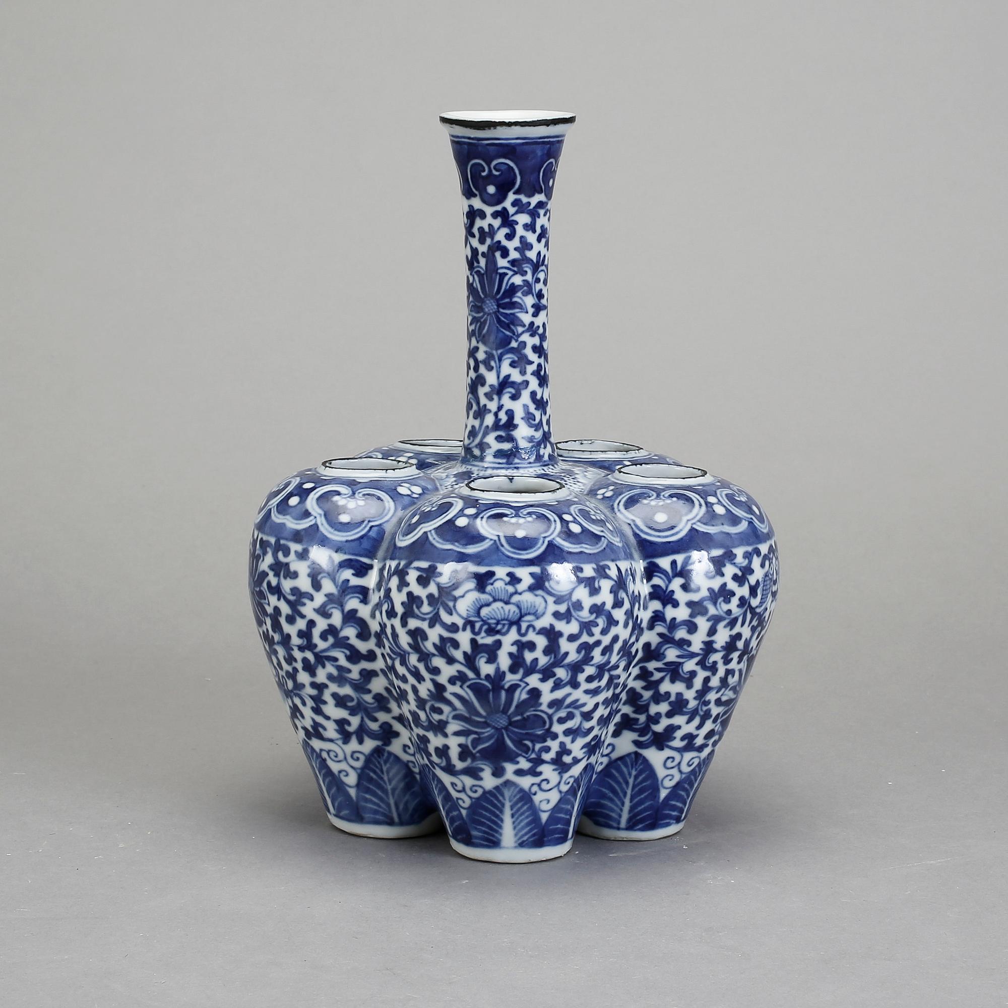 TULPANVAS, porslin, Kina, 1900-tal.