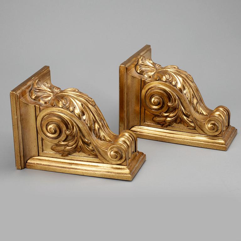 KONSOLER, ett par. Louis XVI-stil. Modern tillverkning.