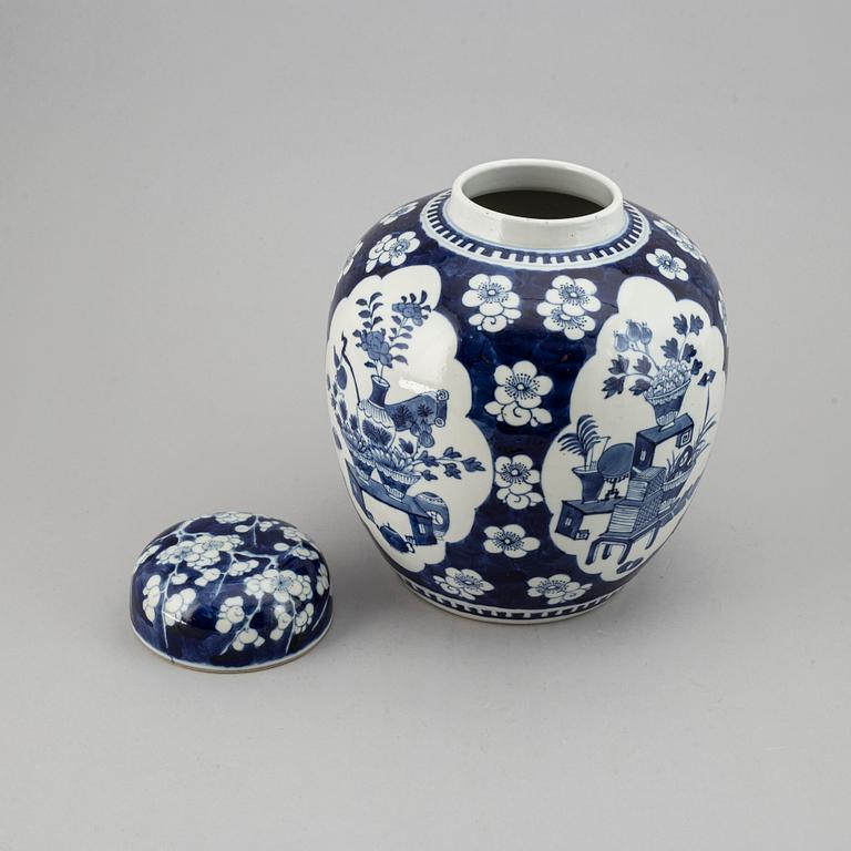 BOJAN med LOCK, samt LAMPA, porslin. Qingdynastin, 1800-tal.