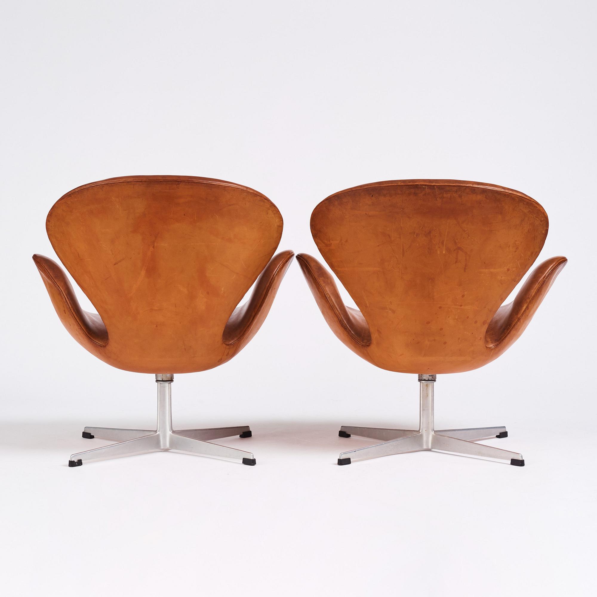 Arne Jacobsen, a pair of 'Swan' easy chairs, Fritz Hansen, Denmark 1960s.