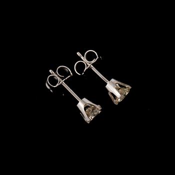 ÖRHÄNGEN, ett par, 14k vitguld med briljantslipade diamanter, totalt ca 0.60 ct. Vikt 0,5 g.